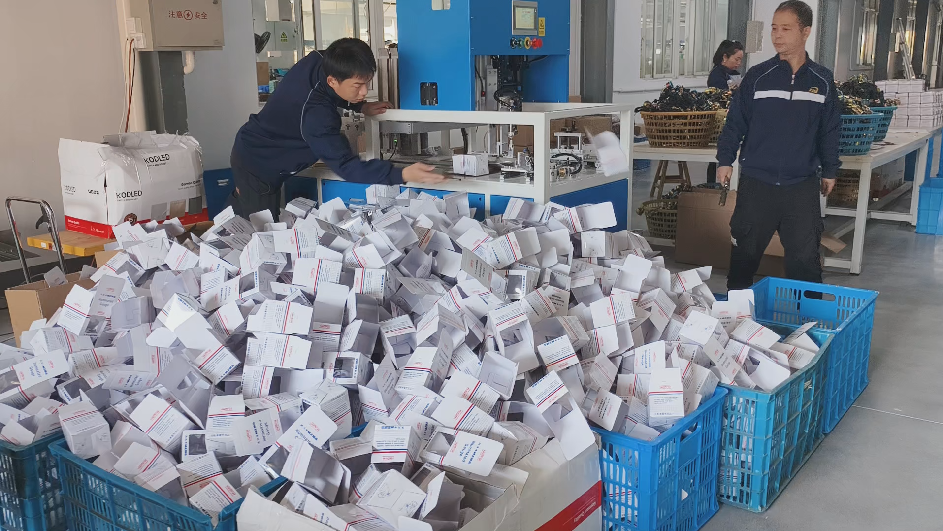 五金厂工人在车间操作HL-ZK10扣底折盒机