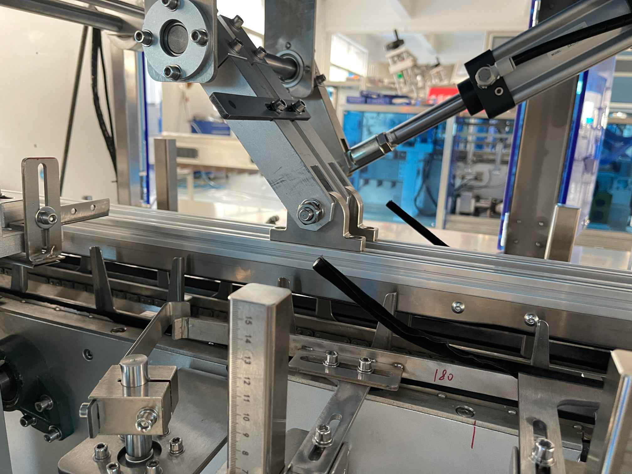 全自动电商装盒机内部视角，精密的机器零件，卧式结构。适用与电商食品类行业包装